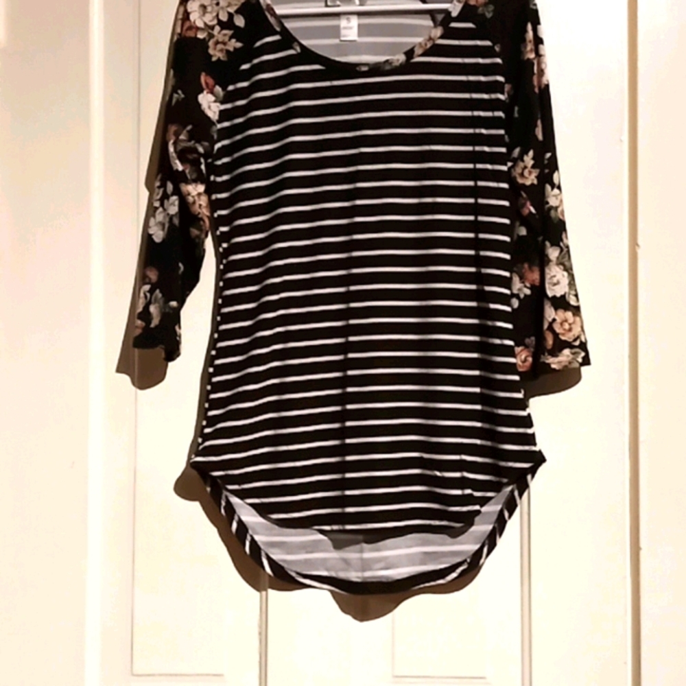 3/4 sleeve T with floral sleeve detail